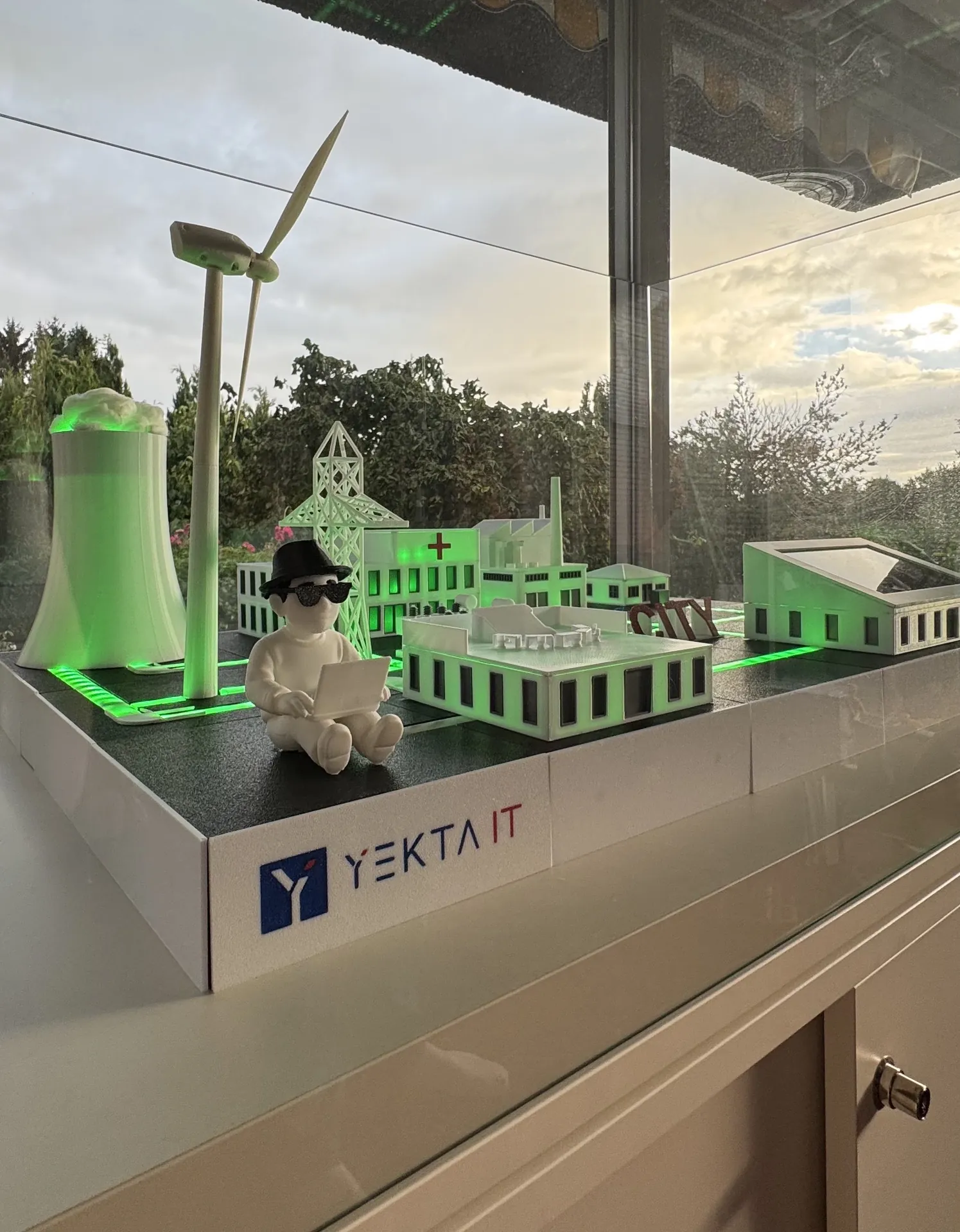 YekCity model with status LEDs showing the affected city